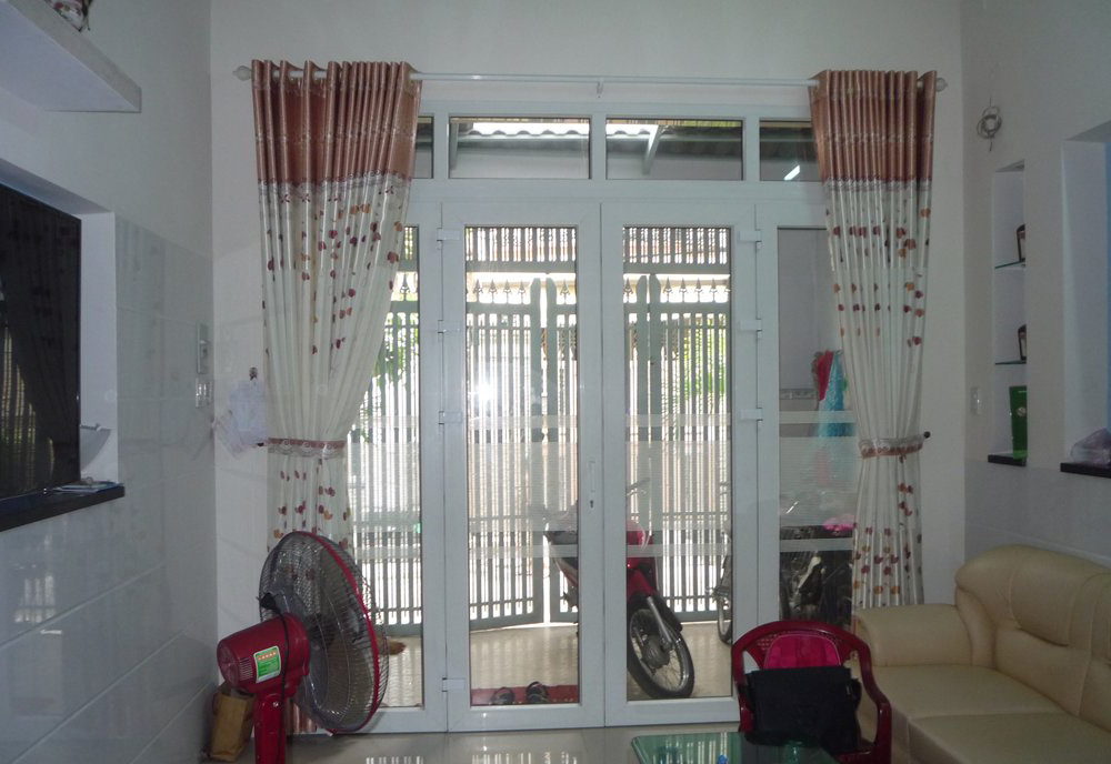 Cửa nhựa lõi thép 4 cánh của chúng tôi có phương pháp chống xệ cực kỳ tốt, có thể đu lên mà không bị xệ