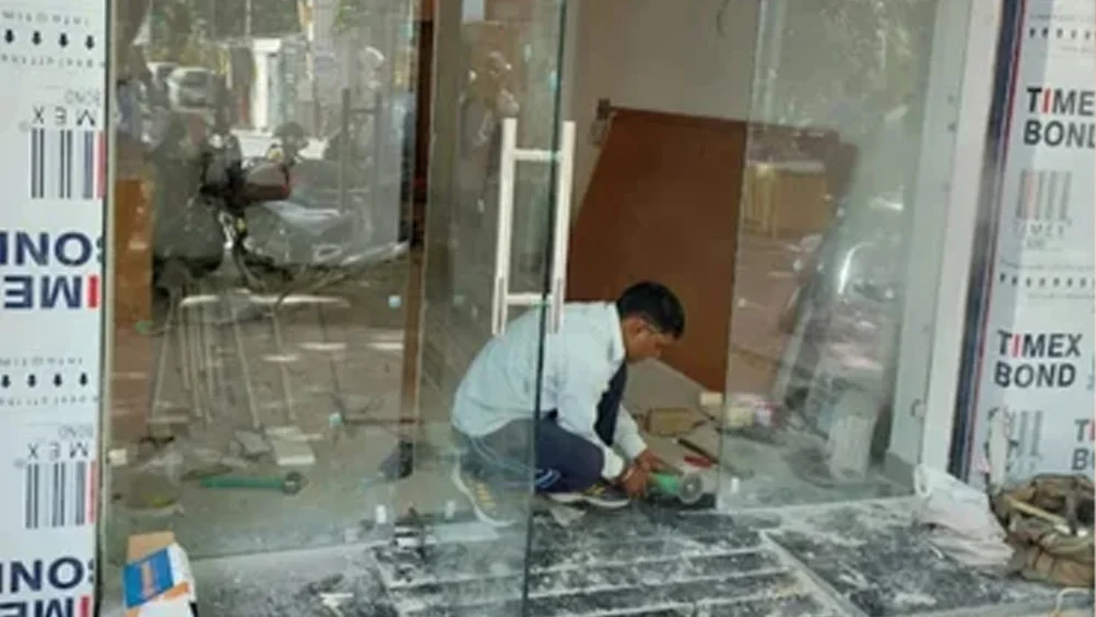 Lắp đặt thay thế sửa cửa kính bản lề sàn