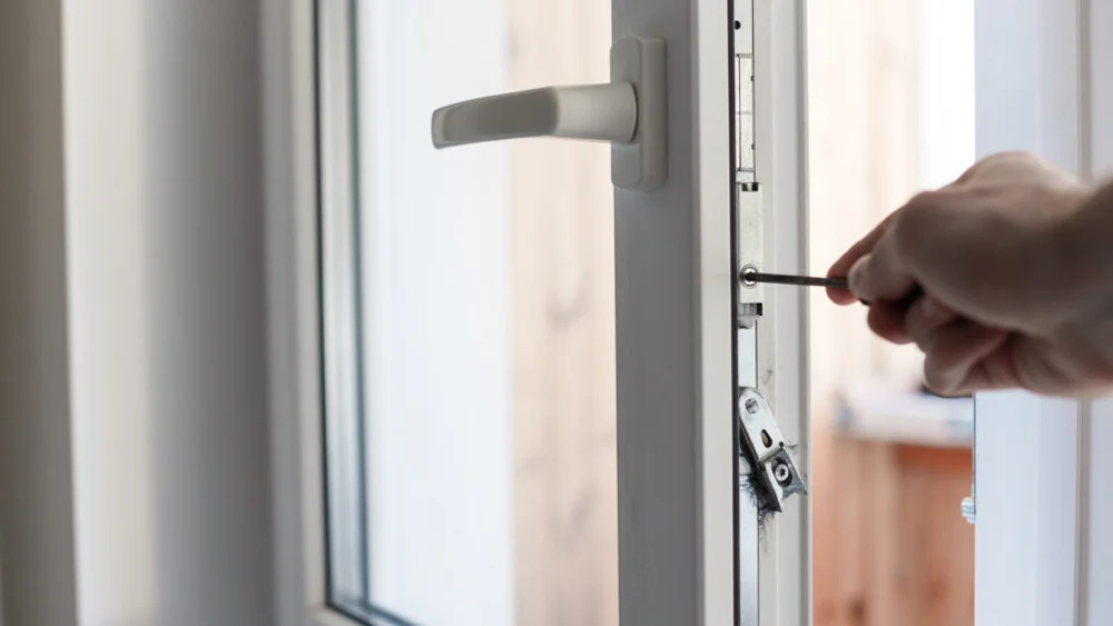 Sửa chữa cửa nhựa lõi thép bị hư hỏng