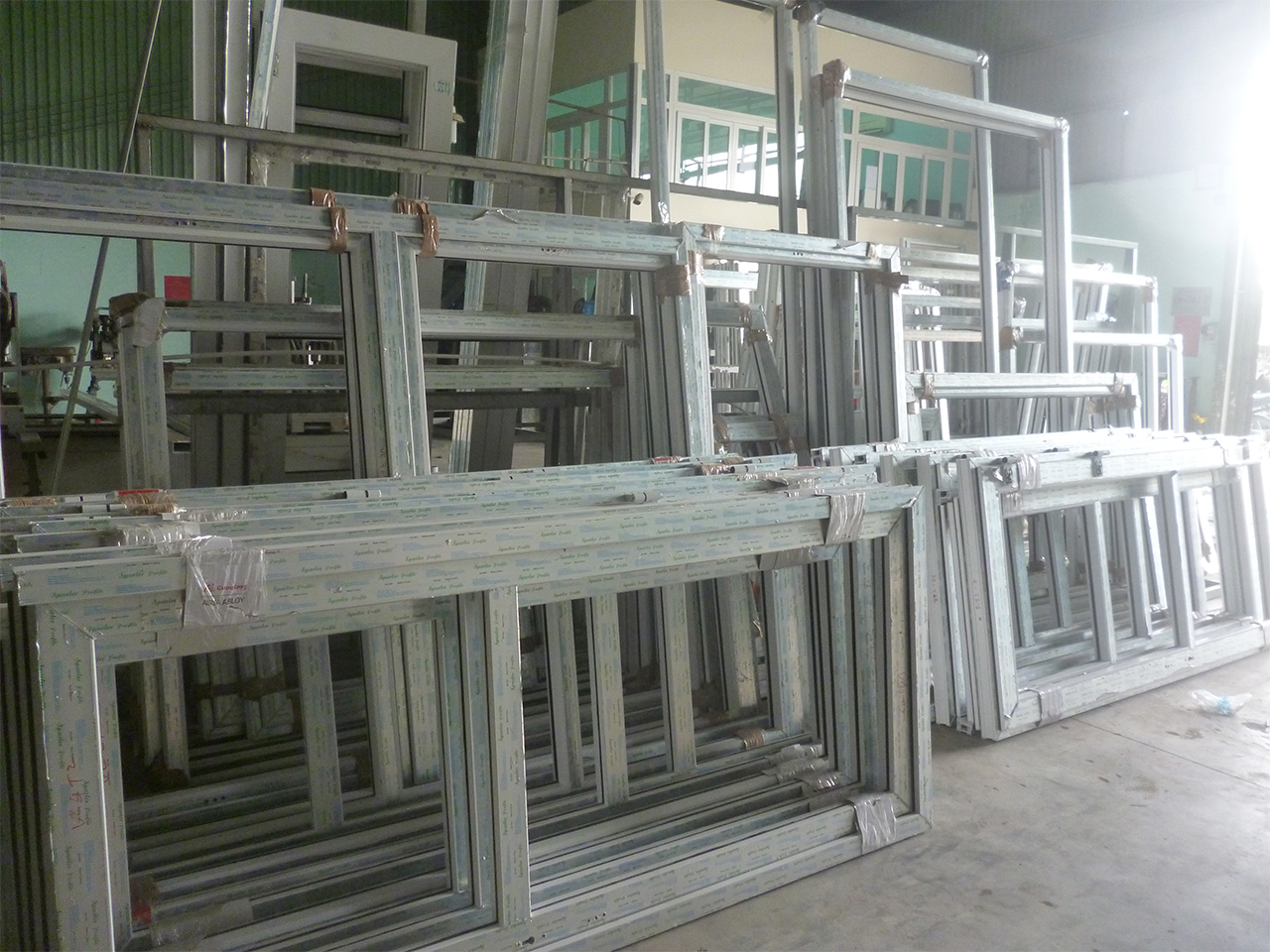 Xưởng sản xuất thi công cửa nhựa lõi thép Ngân Hà