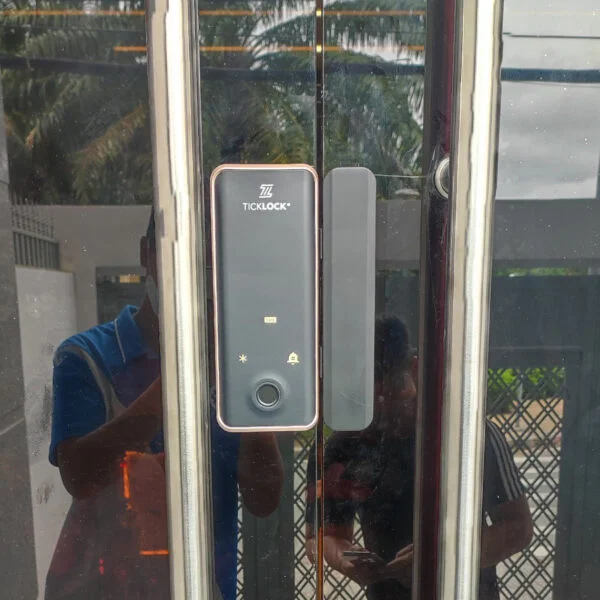 Khoa-cua-kinh-Ticklock-SL08-3.jpg Khoa-cua-kinh-Ticklock-SL08-3.jpg