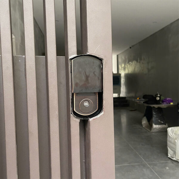 Mặt ngoài khóa cổng vân tay Viro 1300D