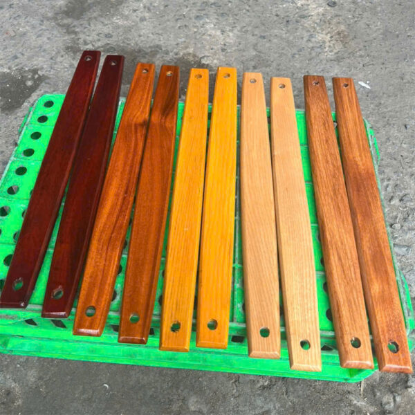 Màu gỗ ốp trụ lan can kính cầu thang