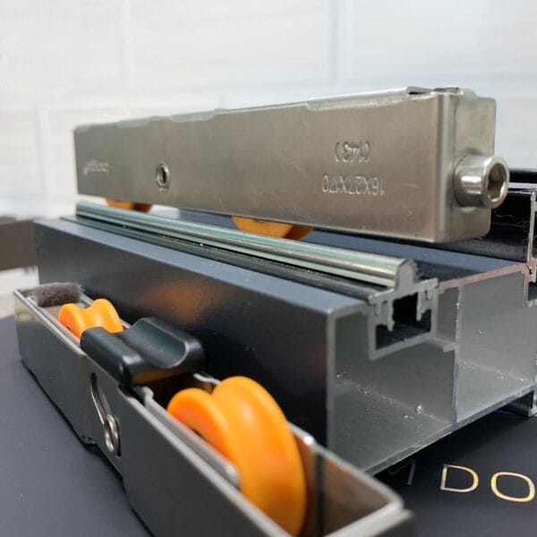 Bánh xe 2/4 bánh lùa cửa nhôm có ray Inox - Hình ảnh 2