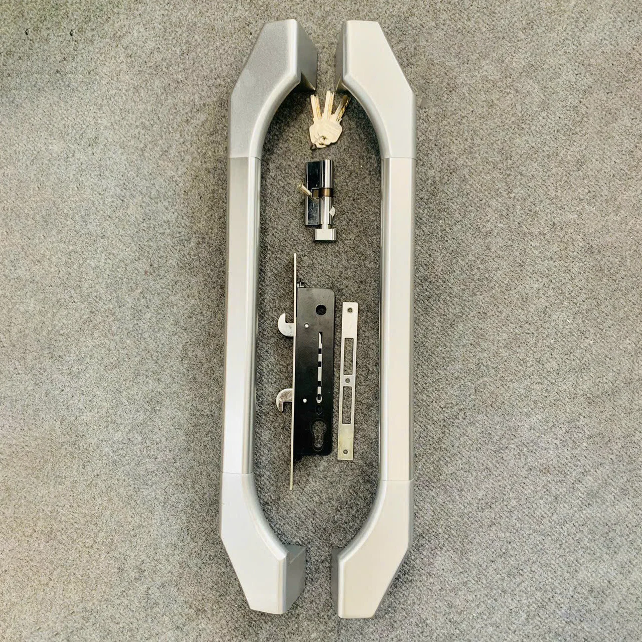 Tay nắm và khóa cửa lùa chữ D bạc