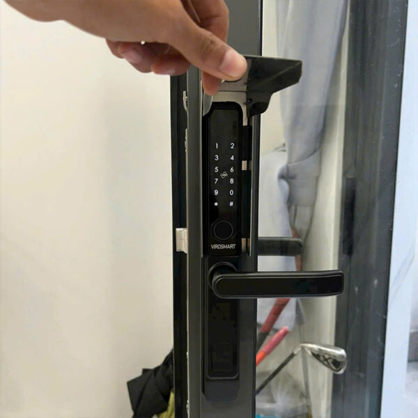 Khóa vân tay cửa nhôm KVT006-S30CD màu đen gắn thêm hộp che mưa chống nước