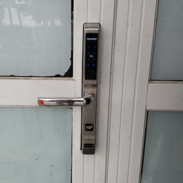 Khóa vân tay cửa nhôm KVT010-S30D màu bạc