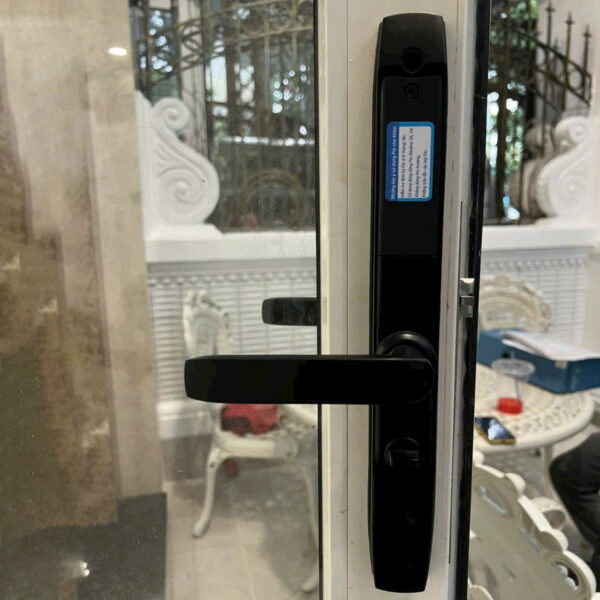 Mặt trong khóa vân tay cửa nhôm Xingfa KVT012-S30E màu đen