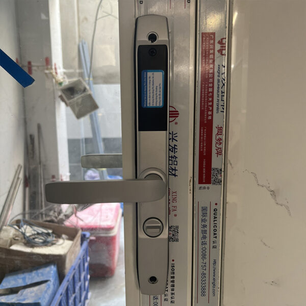 Mặt trong khóa vân tay cửa nhôm Xingfa KVT011-S30E màu bạc