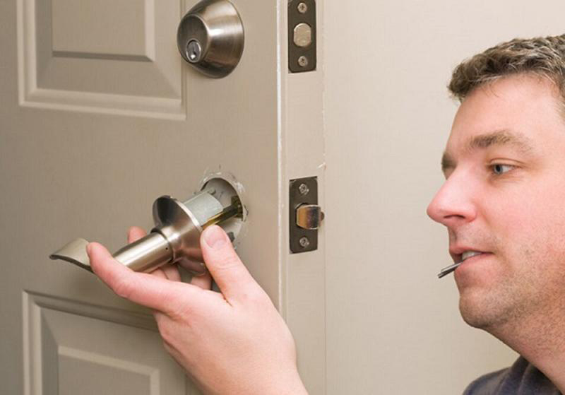 Hướng Dẫn Thay Khóa Cửa Gỗ Đúng Cách